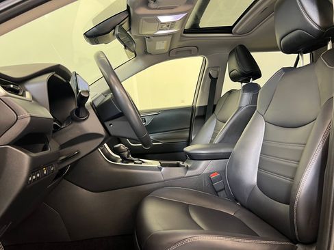 Used 2023 Toyota RAV4 XLE Premium image 5