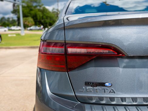 Used 2022 Volkswagen Jetta SE FWD image 16