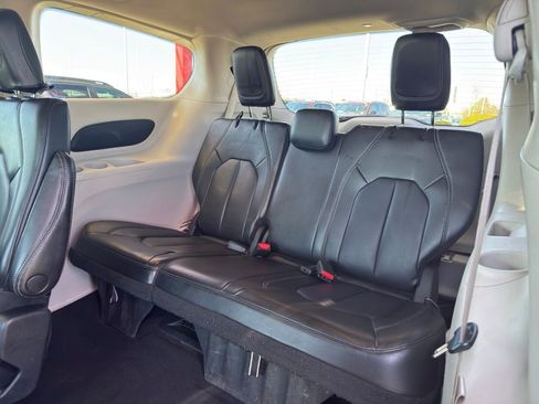 Used 2023 Chrysler Pacifica Touring-L image 31