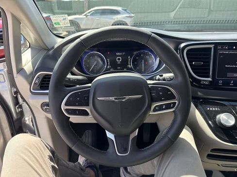 Used 2024 Chrysler Pacifica Touring-L FWD image 14