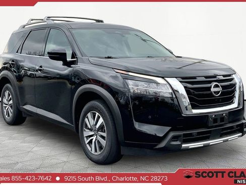 Used 2023 Nissan Pathfinder SL image 1