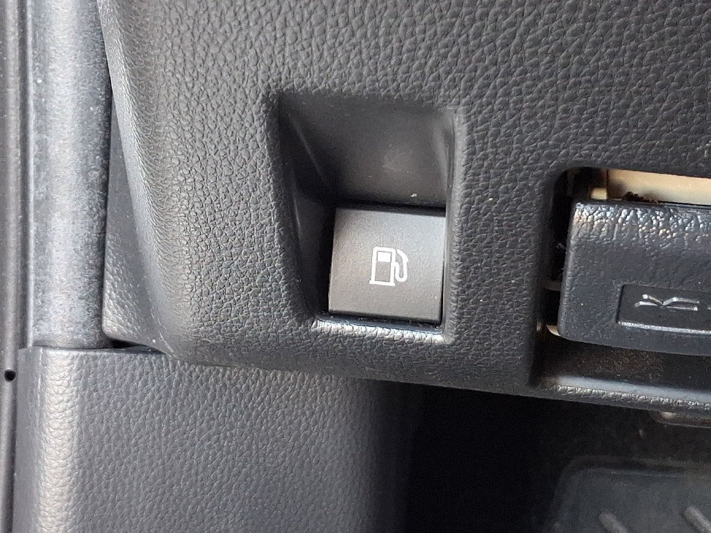 Used 2019 Toyota RAV4 LE w/ Carpet Mat Package AWD/4WD image 27