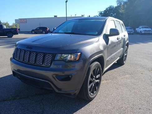 Used 2017 Jeep Grand Cherokee Altitude image 1