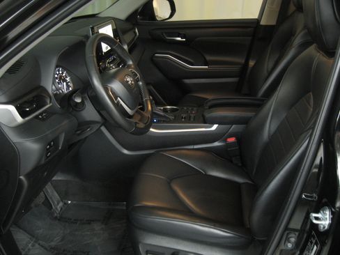 Used 2023 Toyota Highlander XLE image 8