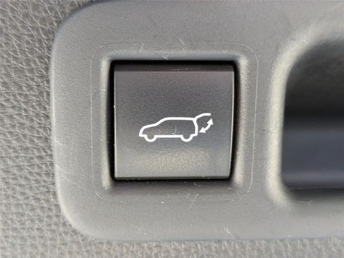 Used 2022 Toyota Highlander XLE AWD/4WD image 16
