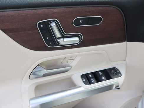 Used 2022 Mercedes-Benz GLB 250 4MATIC w/ Premium Package Lite image 15