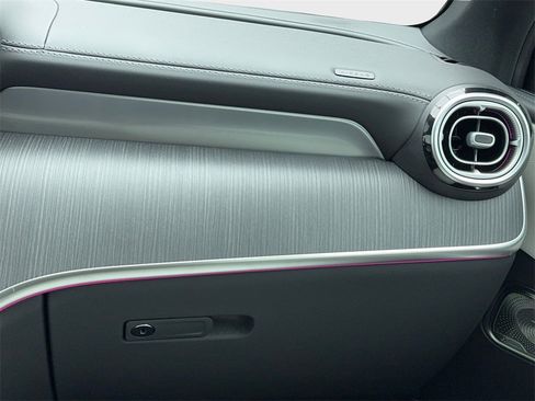 Used 2025 Mercedes-Benz GLC 300 4MATIC image 20