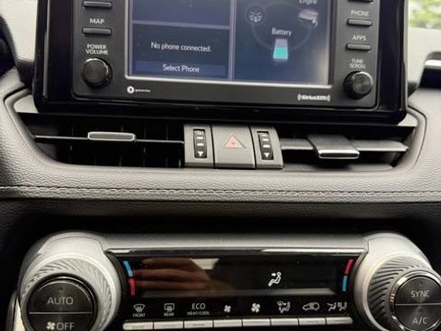 Used 2022 Toyota RAV4 XLE Premium image 23