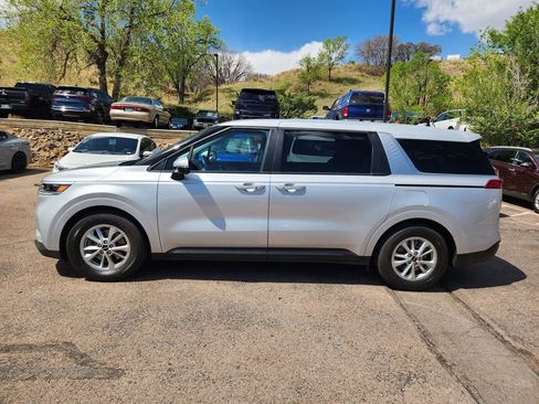 Used 2022 Kia Carnival LX FWD image 4