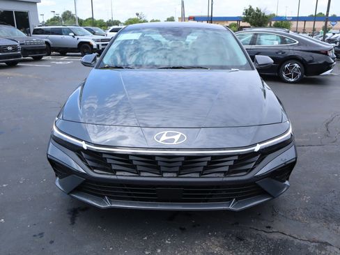 New 2026 Hyundai Elantra Limited FWD image 10