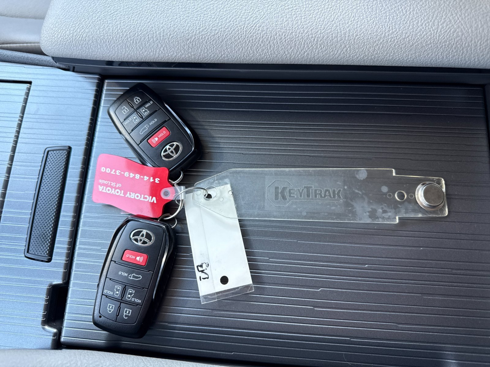 Used 2026 Toyota Sienna XLE FWD image 9