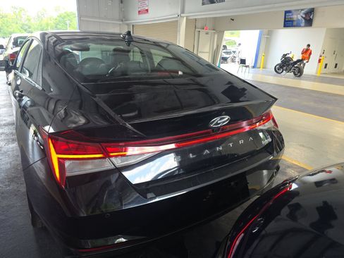 Used 2023 Hyundai Elantra Limited FWD image 2