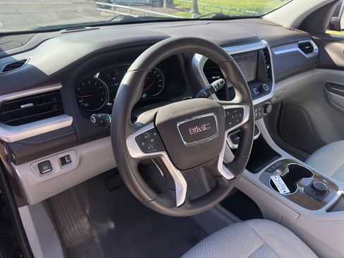 Used 2023 GMC Acadia SLE image 18