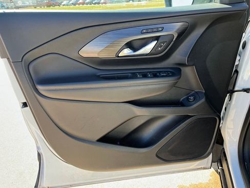 Used 2023 GMC Terrain SLT image 13