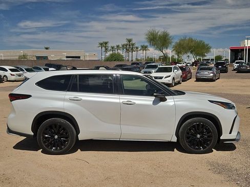 Used 2024 Toyota Highlander XSE AWD/4WD image 4