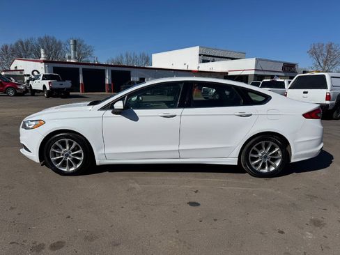Used 2017 Ford Fusion SE w/ Fusion SE Technology Package FWD image 2