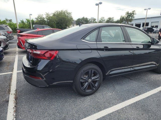 Used 2023 Volkswagen Jetta SE w/ Panoramic Sunroof Package FWD image 3