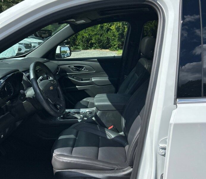 Used 2023 Chevrolet Traverse LT w/ LT Premium Package AWD/4WD image 6