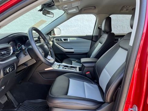 Used 2024 Ford Explorer XLT w/ Equipment Group 202A image 4