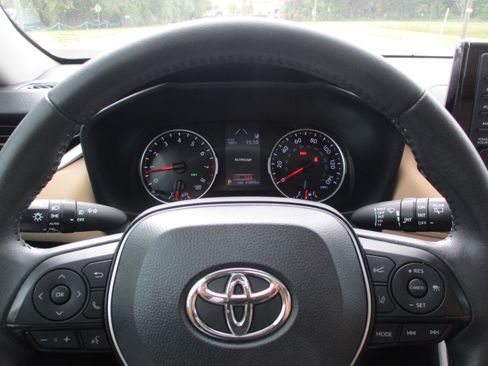 Used 2022 Toyota RAV4 XLE Premium image 14