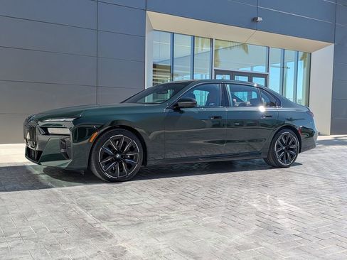 Used 2025 BMW 760i xDrive w/ Executive Package image 2