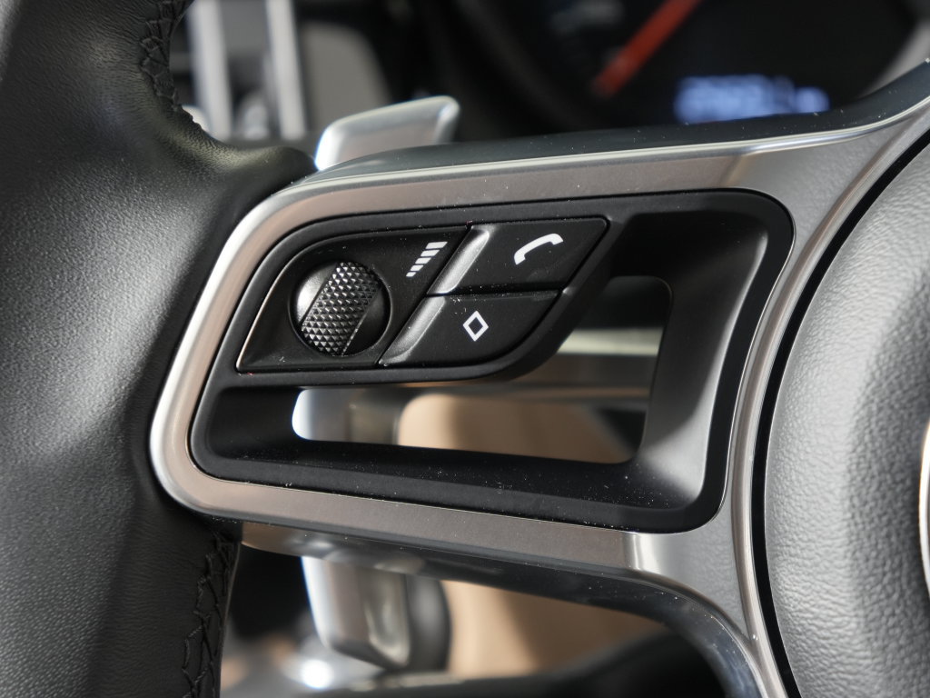 Certified 2020 Porsche Macan AWD/4WD image 26