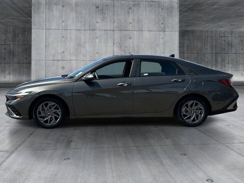 Used 2024 Hyundai Elantra SEL FWD image 2