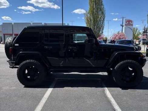 Used 2018 Jeep Wrangler Unlimited Sahara w/ Max Tow Package AWD/4WD image 5