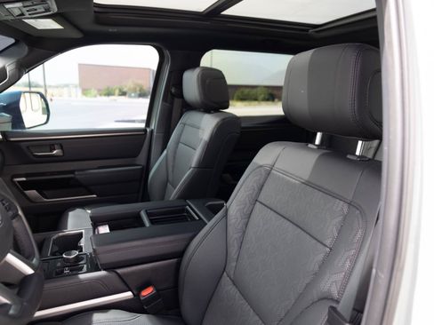 Used 2025 Toyota Tundra Limited AWD/4WD image 19