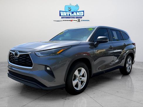 Used 2023 Toyota Highlander LE FWD image 1