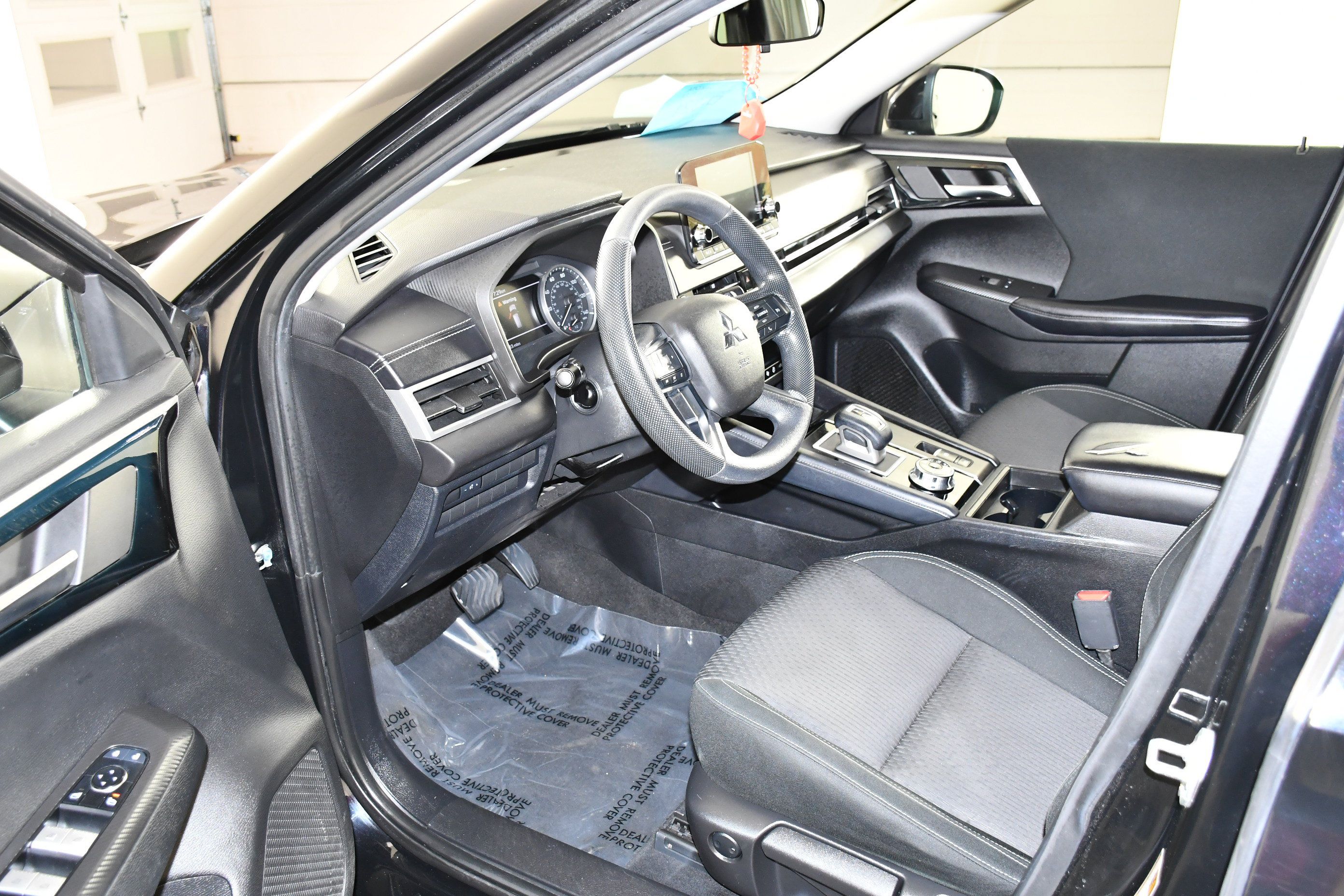 Used 2022 Mitsubishi Outlander ES AWD/4WD image 2
