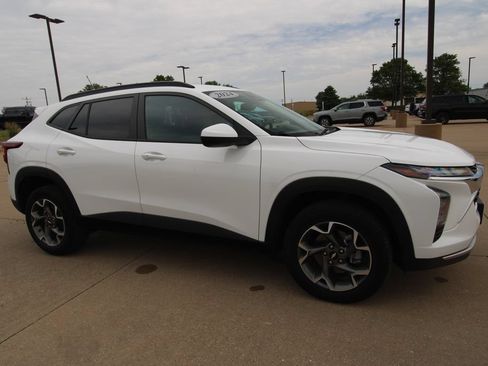 Used 2024 Chevrolet Trax LT w/ Driver Confidence Package FWD image 3