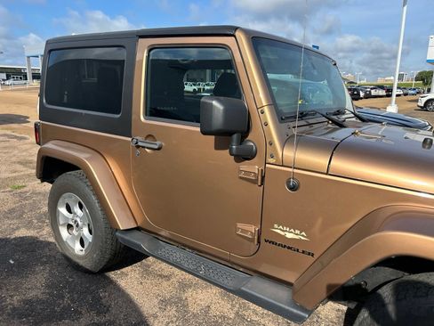 Used 2015 Jeep Wrangler Sahara w/ Dual Top Group AWD/4WD image 35