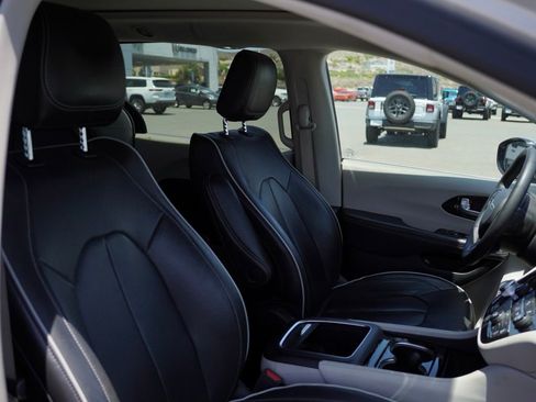 Used 2023 Chrysler Pacifica Limited image 26