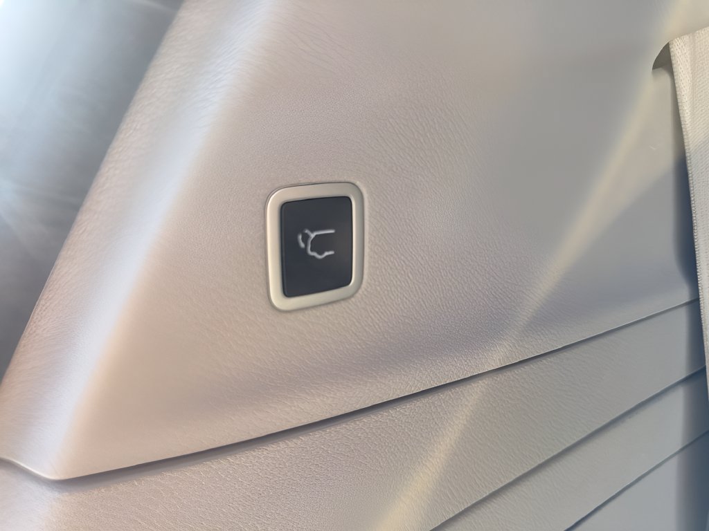 Used 2024 Chrysler Pacifica Limited FWD image 28