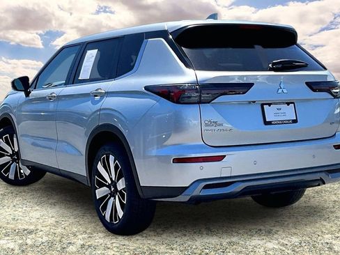 Used 2025 Mitsubishi Outlander SE AWD/4WD image 4