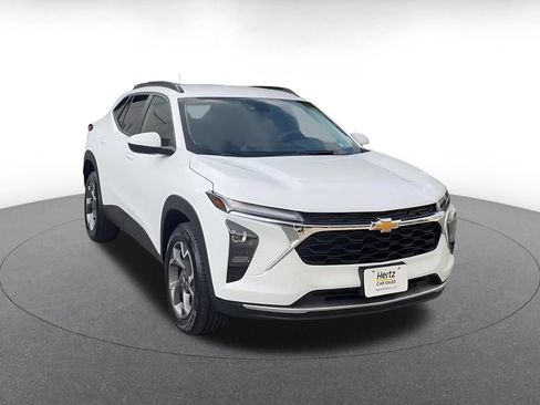 Used 2025 Chevrolet Trax LT FWD image 3
