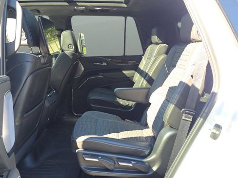 Certified 2022 Cadillac Escalade Sport Platinum w/ LPO, ONYX Package image 26