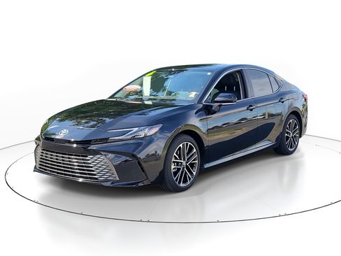 Used 2026 Toyota Camry XLE FWD image 3