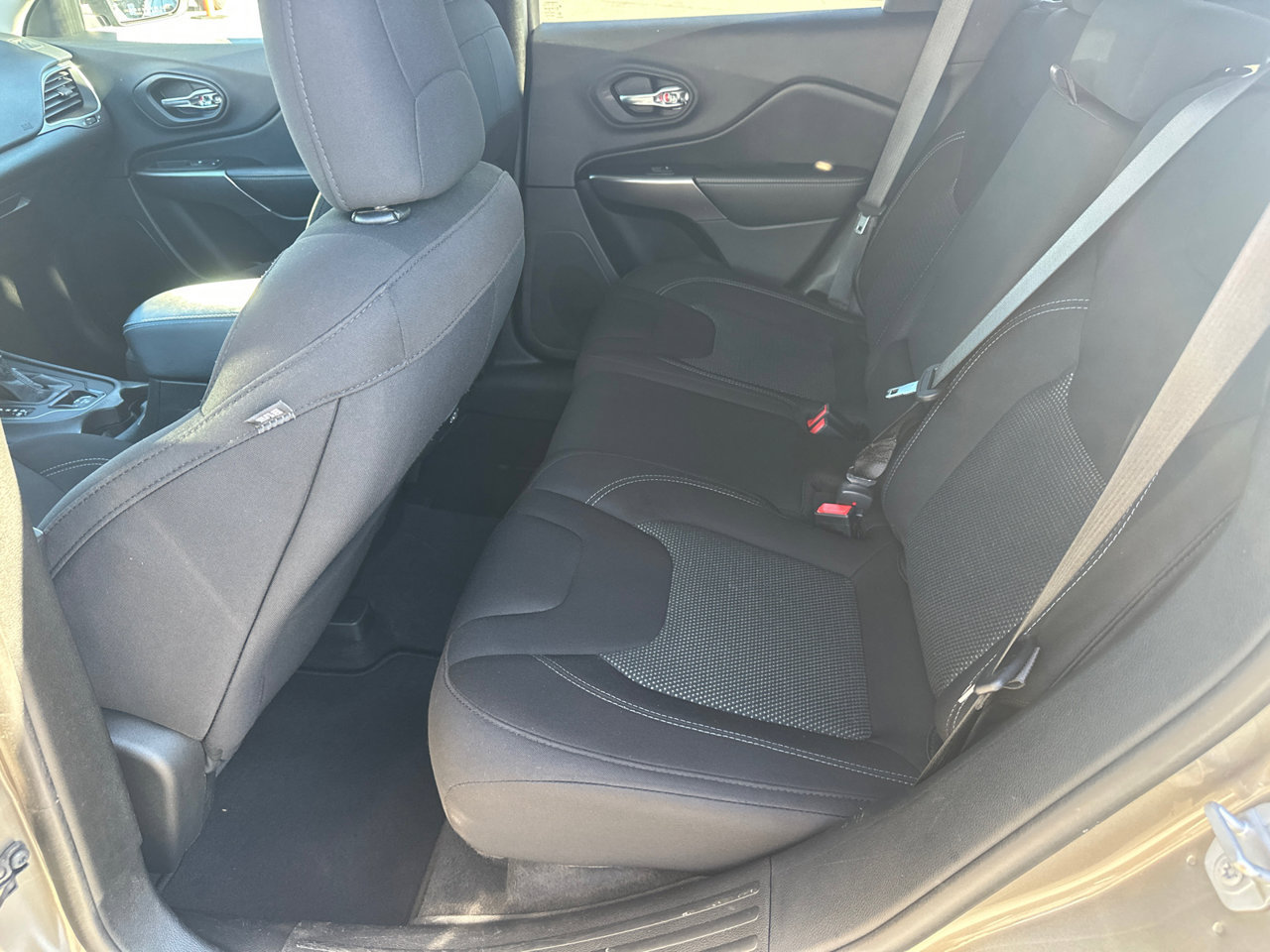 Used 2019 Jeep Cherokee Latitude w/ Popular Appearance Group FWD image 20