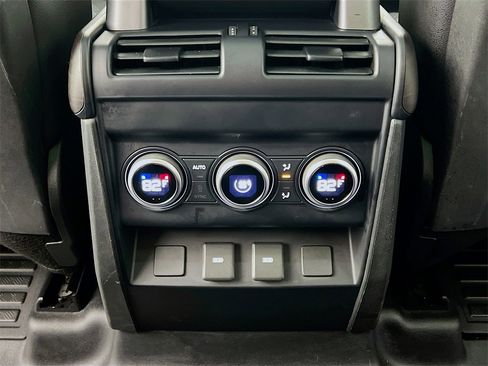 Used 2023 Land Rover Defender 110 X-Dynamic SE image 27