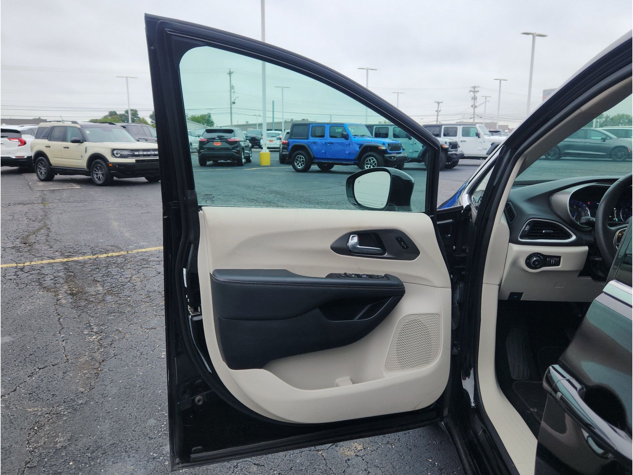 Used 2024 Chrysler Pacifica Touring-L FWD image 19