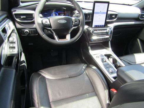 Used 2022 Ford Explorer Platinum w/ Equipment Group 601A AWD/4WD image 2