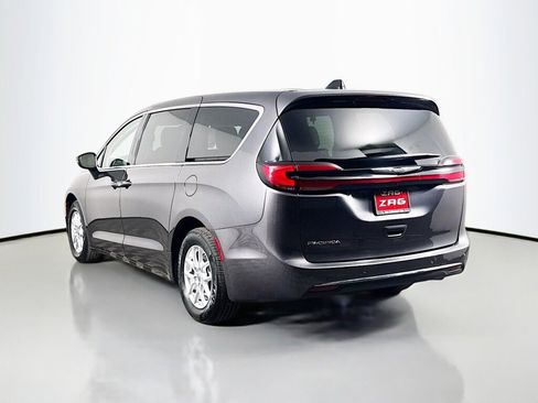 Used 2023 Chrysler Pacifica Touring-L FWD image 3