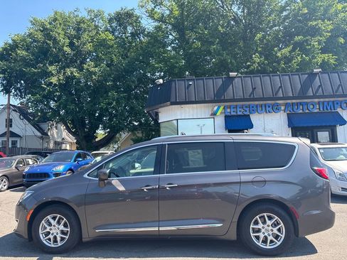 Used 2020 Chrysler Pacifica Touring-L FWD image 6