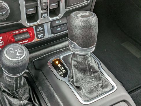 Used 2025 Jeep Wrangler Unlimited Rubicon 4xe w/ Convenience Group AWD/4WD image 19