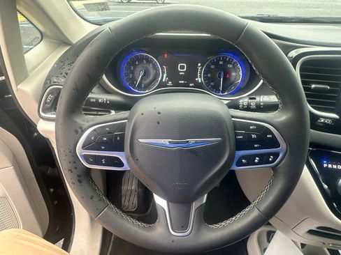 Used 2024 Chrysler Pacifica Touring-L image 27