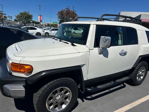 Used 2013 Toyota FJ Cruiser 4WD w/ Convenience Pkg image 2
