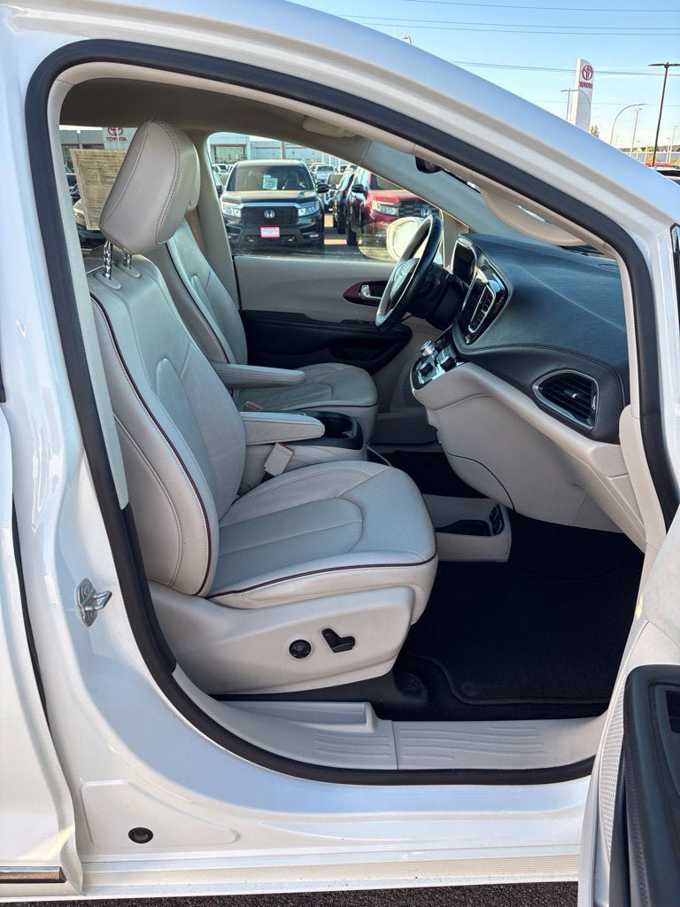 Used 2018 Chrysler Pacifica Limited FWD image 36