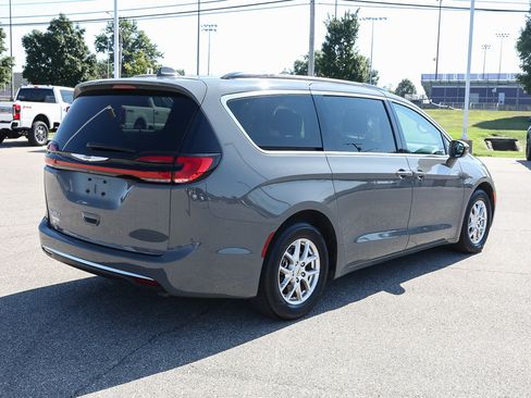 Used 2022 Chrysler Pacifica Touring-L FWD image 7